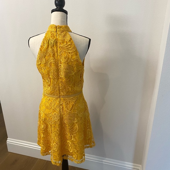 Alexia Admor mock neck fit and flare lace yellow dress size 8 - Picture 6 of 6